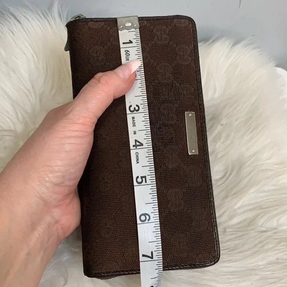 Authentic brown Gucci zippy wallet - Picture 7 of 17